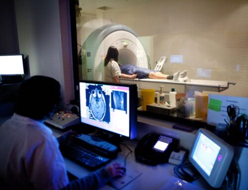 Rezonans magnetyczny głowy – czas trwania, wskazania do diagnostyki i bezpieczeństwo